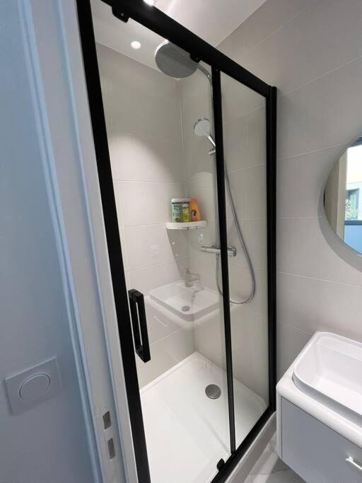 Cosy Flat For 6 People #2 Apartman Asnières Kültér fotó