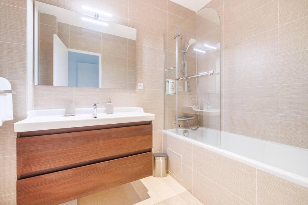 Cosy Flat For 6 People #2 Apartman Asnières Kültér fotó